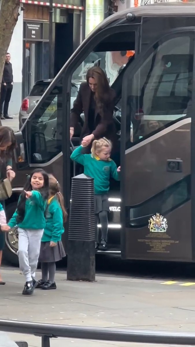 Princess Kate joined a group of schoolgirls on a field trip to the National Portrait Gallery. Last week, the Princess of Wales launched The Shaping Us Framework through The Royal Foundation Centre for Early Childhood, aimed at developing social and emotional skills in early childhood. The framework outlines 30 key social and emotional skills essential for leading a healthy and happy life at all ages. 📷: @emilynashhello #royalfamily #britishroyalfamily #princessofwales #katemiddleton #princesskate