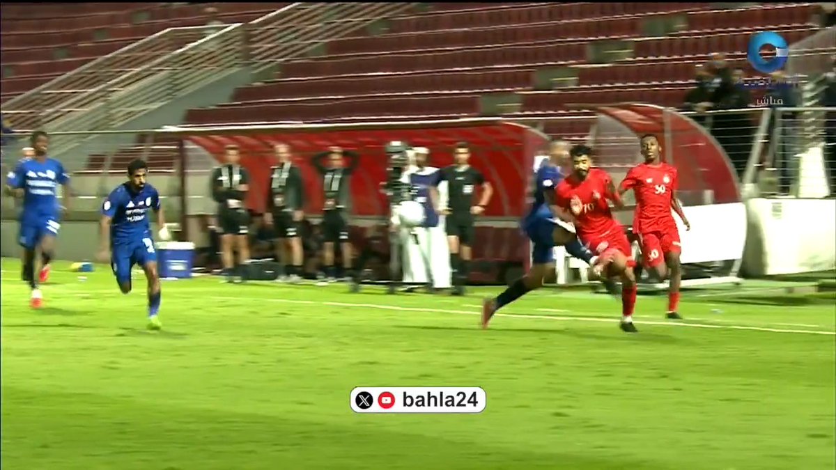 🚨🚨🚨🚨🚨🚨🚨🚨🚨 تدخل لاعب النصر الاماراتي على لاعب ظفار العماني والحكم السعودي ماجد الشمراني يكتفي بالكرت الأصفر رأيكم بكل صراحة؟؟؟؟؟؟؟