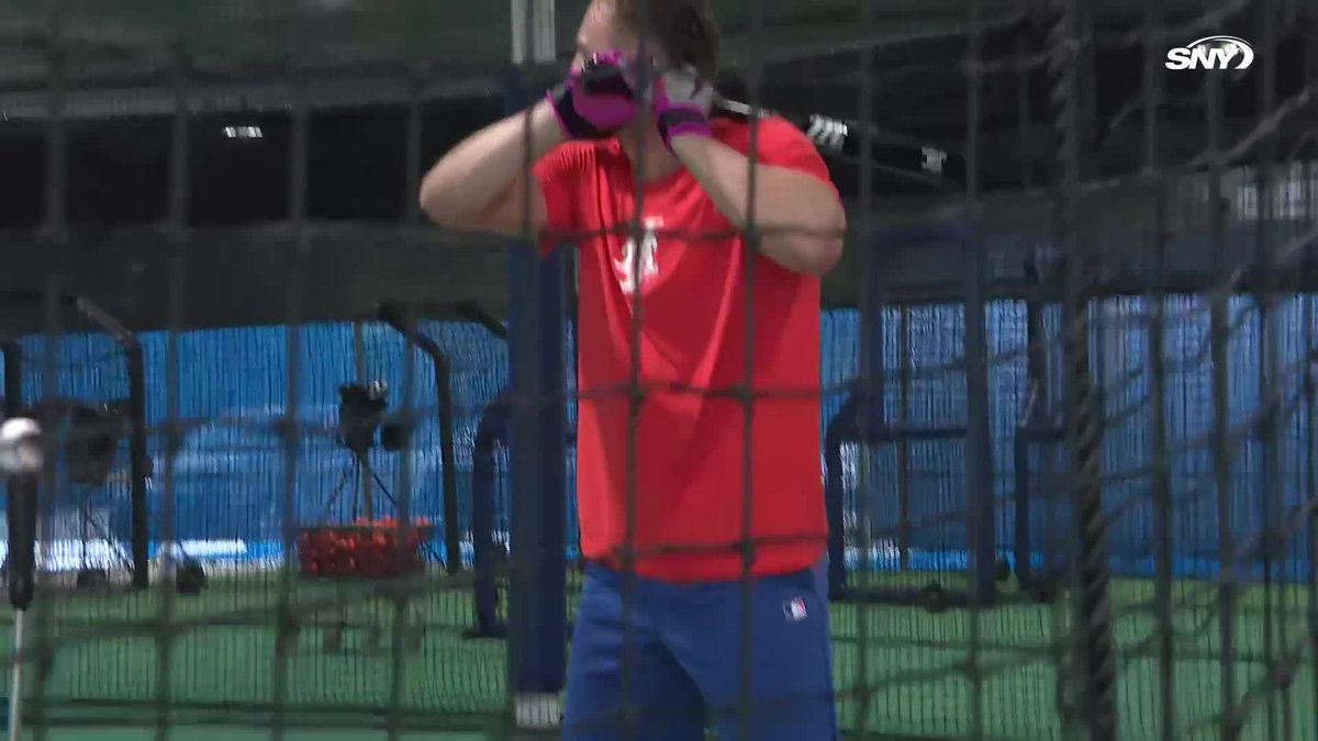 Brandon Nimmo hits off a tee in the batting cage 💪