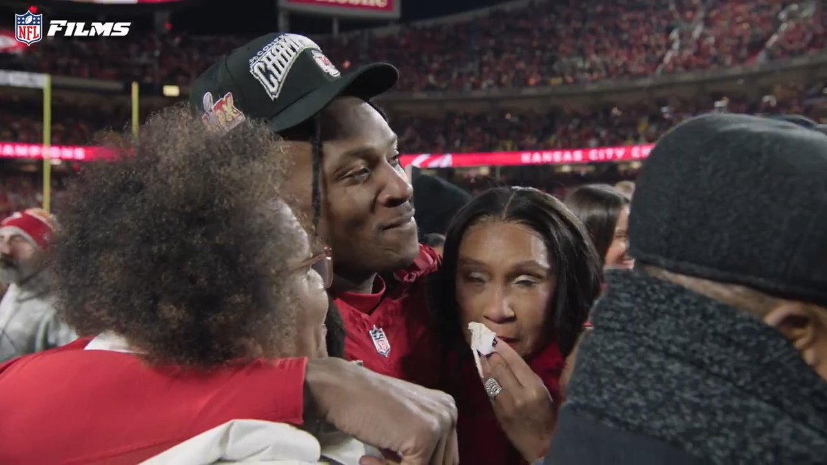 "We made it." Deandre Hopkins takes in the moment with his mother and godmother after all they've been through ❤️🧵