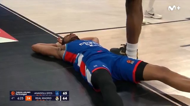 Es uno de los mates de la temporada en la Euroliga. PJ DOZIER ante EDY TAVARES. Demencial.