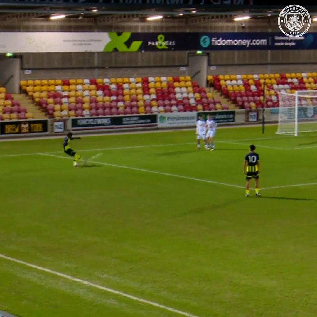 A clever free-kick from Reigan Heskey to make it two! 🧠😮💨 Watch our #FAYouthCup clash with Leeds LIVE on CITY+ ⤵️