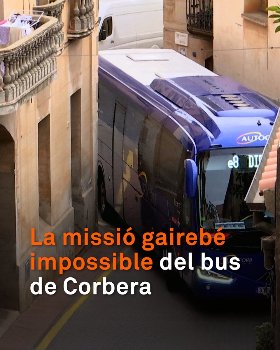 “Quan passes, es fa silenci.” Cal concentració i molta traça, però ho aconsegueixen. Passen per un carrer de 3 metres d'amplada amb un autobús que en fa 2,60. Sembla missió impossible, però cada dia 150 busos travessen el casc antic de Corbera de Llobregat