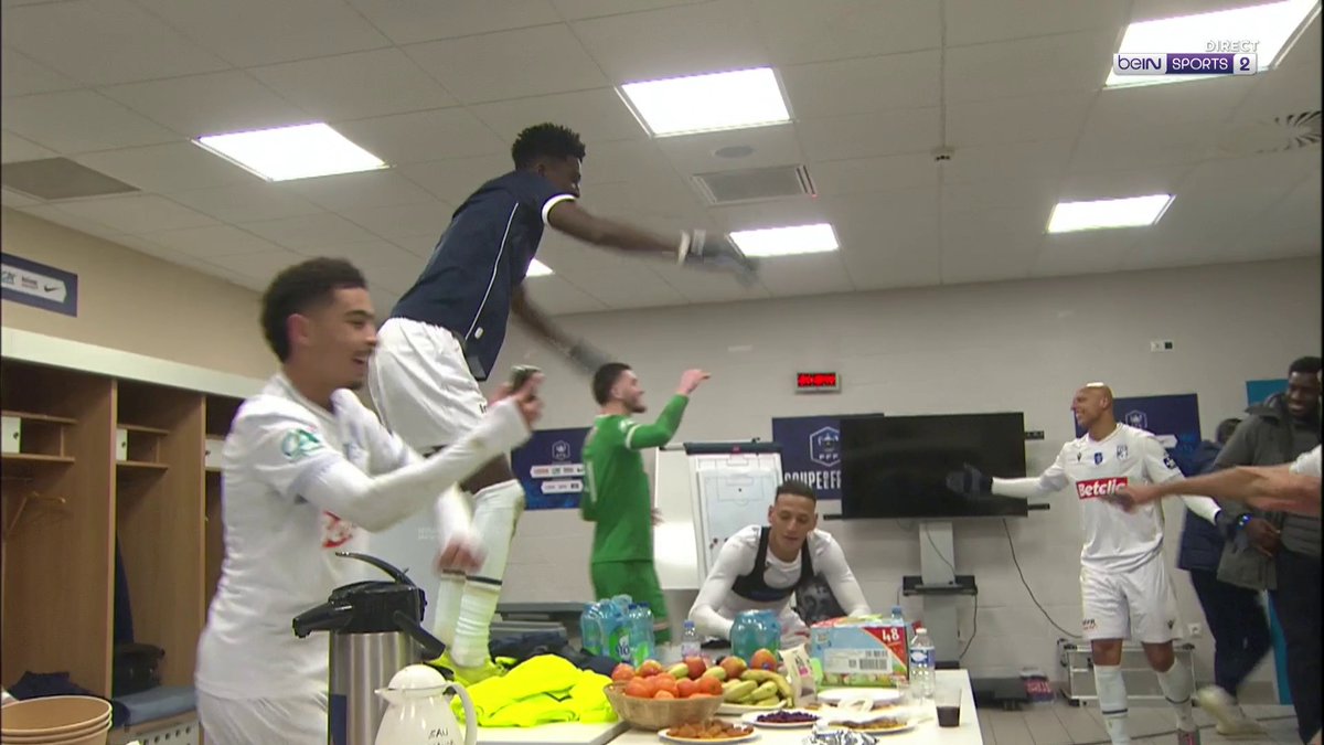 La joie des joueurs de Dunkerque après leur qualification sur la pelouse de Lille. 🥳😁 🎥 beIN SPORTS