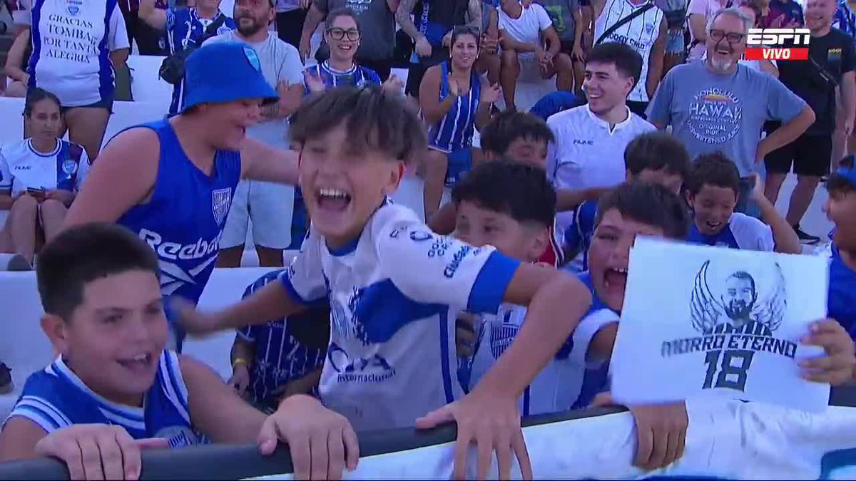 La pasión por el fútbol no distingue edades.... 📺 #ESPN