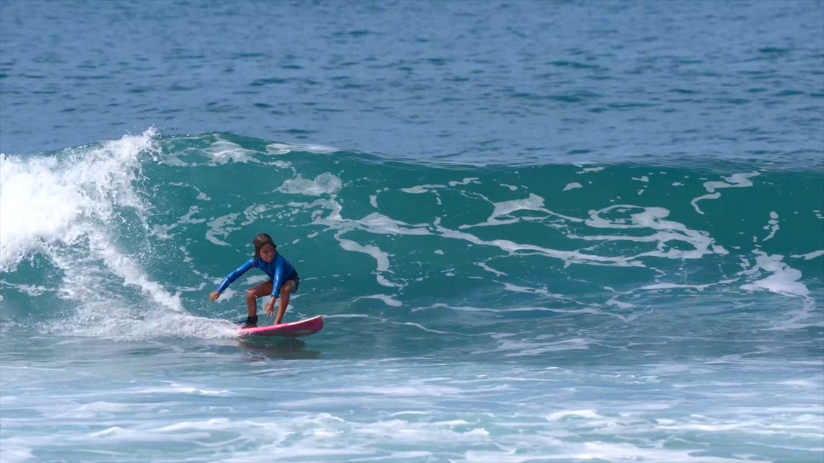 Isabela Sangachi. La “Hija de Montañita” 5 años y es la sensación de esta playa, surfea con una seguridad y clase única, disfrutando y bajando olas de dos metros. Su padre, Luis Sangachi, está con ella en todo momento, además que en el agua todos la cuidan. Es la sensación actual en la mítica playa de la provincia de Santa Elena. Hablan: Luis Sangachi-Padre Isabela Raúl Cabrera- surfista y deportista extremo Crédito a Nómad-A @surfdroneshots_ec Tomas de agua