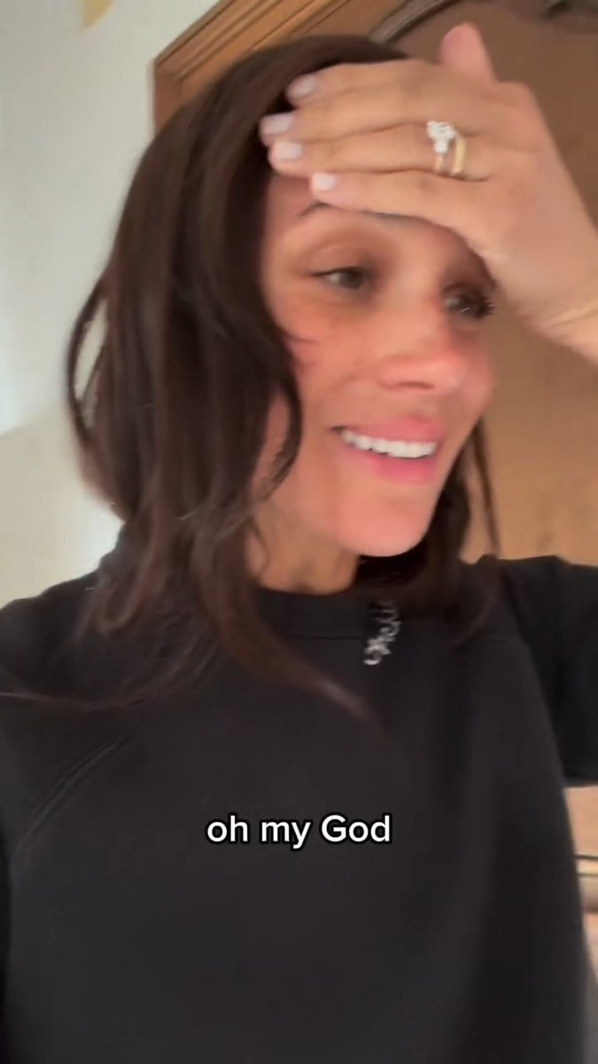 Meghan, Duchess of Sussex, surprises a teenage girl affected by the L.A. fires who was missing her Billie Eilish concert T-shirt with something very special! 📷: Meghan Asha #meghanmarkle #duchessofsussex #royalfamily #billieeilish