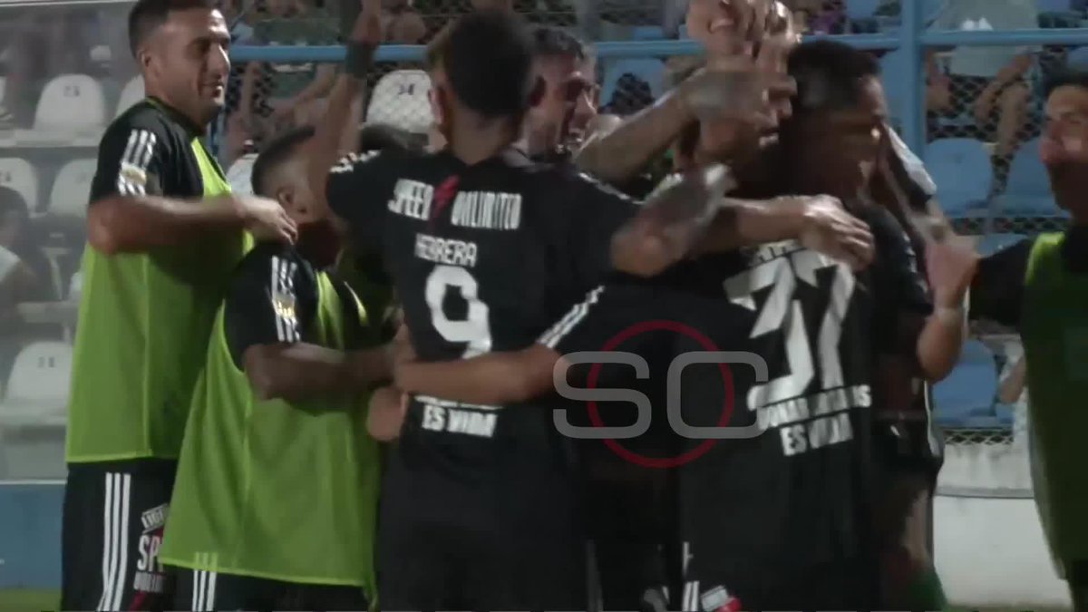 GOLAZO TOTAL DE RIESTRA. Sansotre (ex San Martin) la clavó en el ángulo y festejó mostrándole el tatuaje del ciruja a la hinchada.