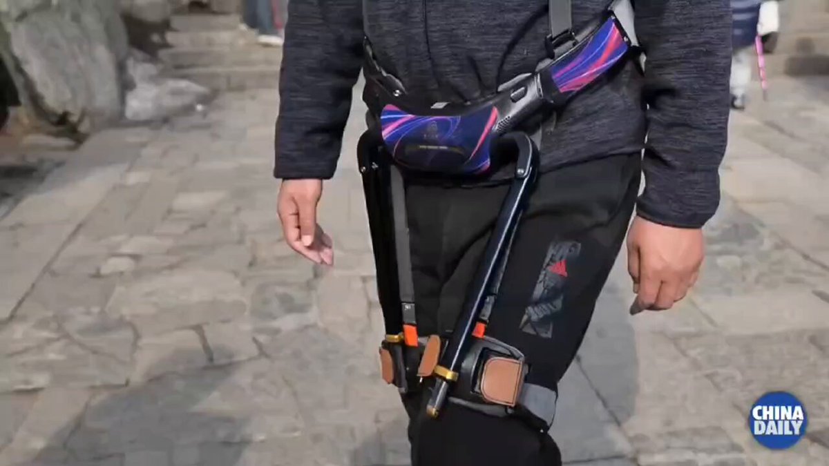 "Exoskeleton Robot" assisting climbers on Mount Tai garnered widespread attention. Weighing only 1.8 kg, the robotic leg device uses ergonomics, power, electronics and AI algorithms to perceive lower limb movements and provide timely assistance, making mountain climbing easier.