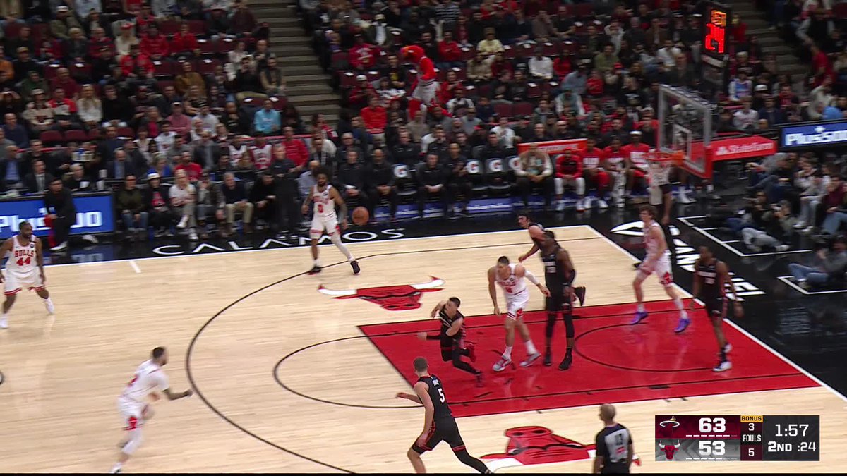 Matas finishes off a 7-7 shooting half in style 👀 Chicago Sports Network | MB