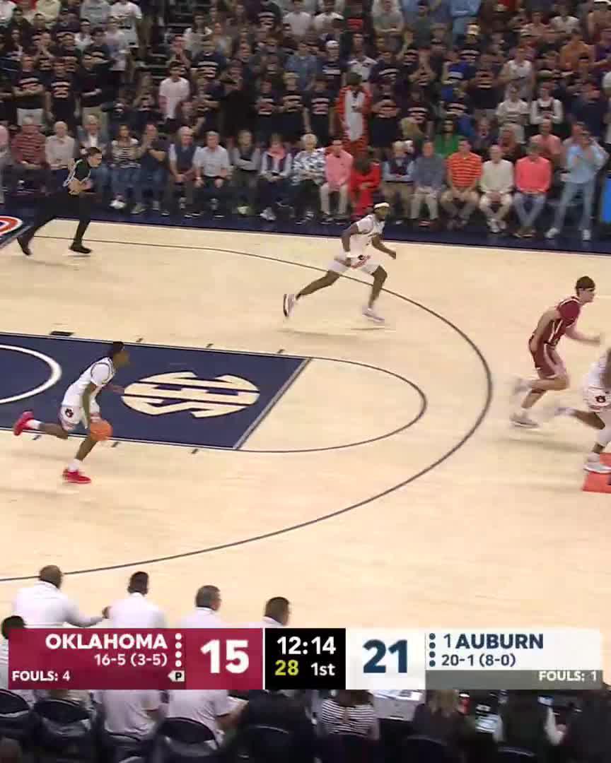 Slick feed from Tahaad Pettiford to Dylan Cardwell 😮‍💨 (via SEC Network)