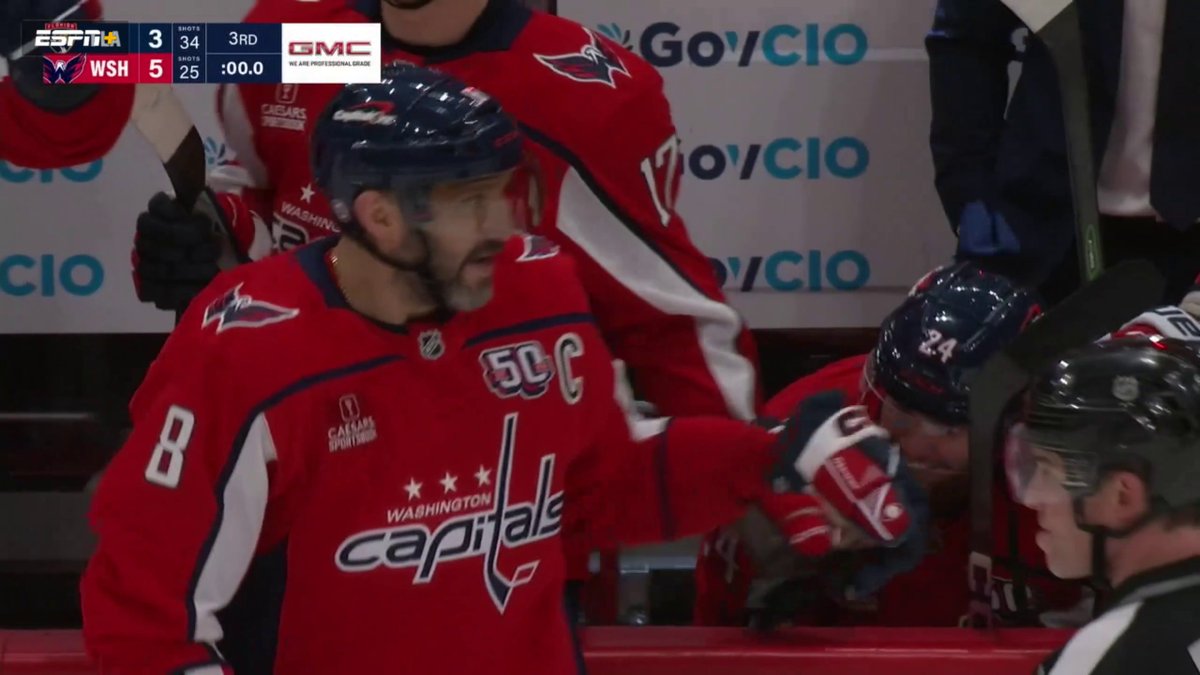 Alex Ovechkin scored with .1 seconds left on the game clock 🔥 He is now only 17 goals away from breaking Wayne Gretzky's all-time goalscoring record 👀