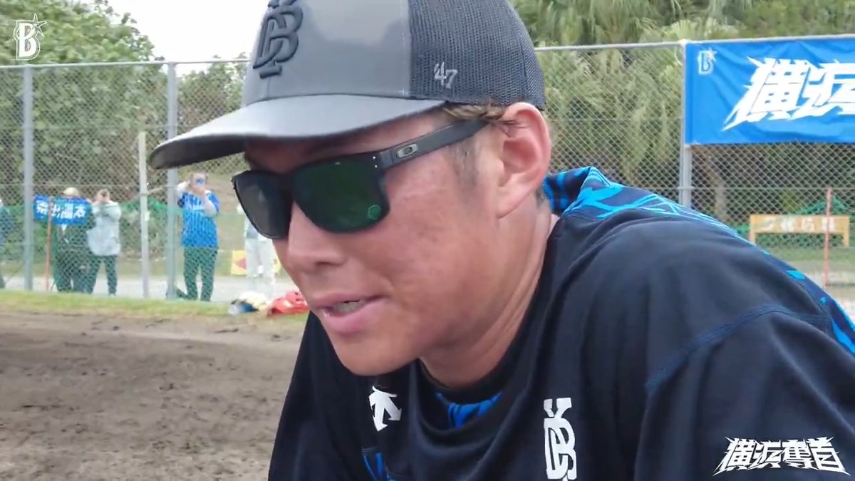 #宜野湾キャンプ 第1クールで行われた、寒さをものともしない #京田陽太 選手の特守🔥 ノッカーを #田中浩康 一軍内野守備兼ベースコーチ兼野手コーチと #藤田一也 二軍ディフェンスチーフ兼内野守備兼ベースコーチが務め、#進藤達哉 一軍ベンチコーチが見守る、名手のそろい踏み👀 #春季キャンプ #baystars
