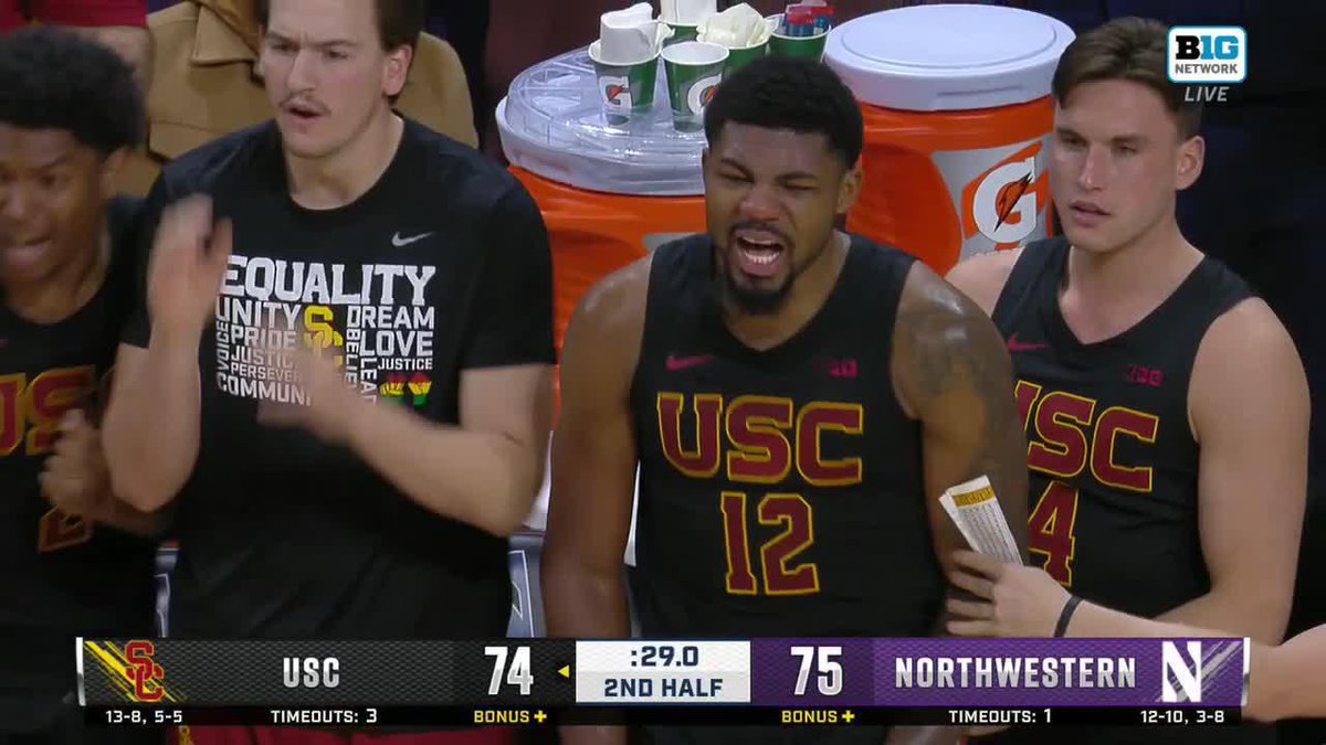 CLARK SLAJCHERT 4-PT PLAY TO TIE THE GAME LATE FOR USC 🫣 (via Big Ten Network)