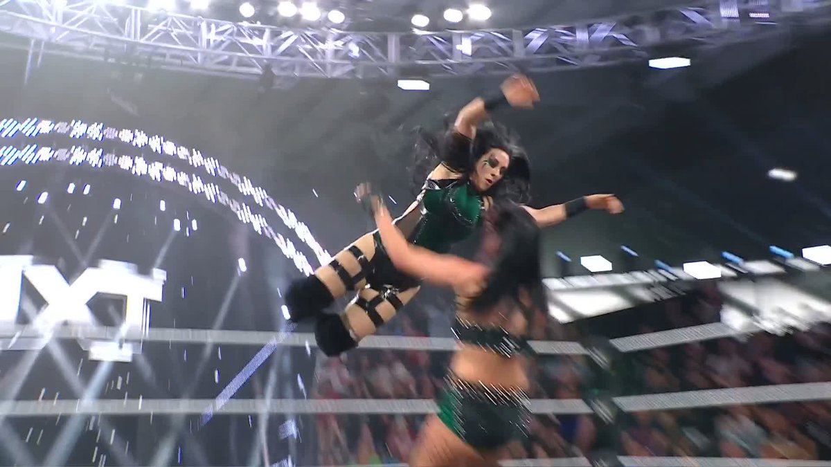 Qué barbaridad de luchadora es Stephanie Vaquer. Te hace un 619, te clava los movimientos, te luce como una estrella. Fichajazo.