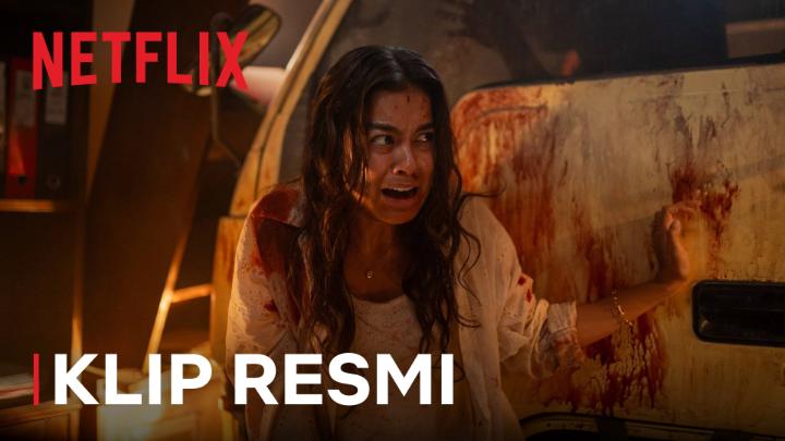 Gara-gara sebuah ramuan jamu, satu desa terancam sama wabah zombi yang mematikan! Film Abadi Nan Jaya tayang SEGERA di Netflix 🧟 #NextOnNetflix2025