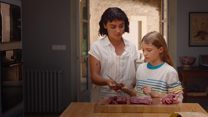 Alle wollen ein Stück vom guten Leben – aber wer bezahlt am Ende den Preis? Delicious, ab 7. März, nur auf Netflix.