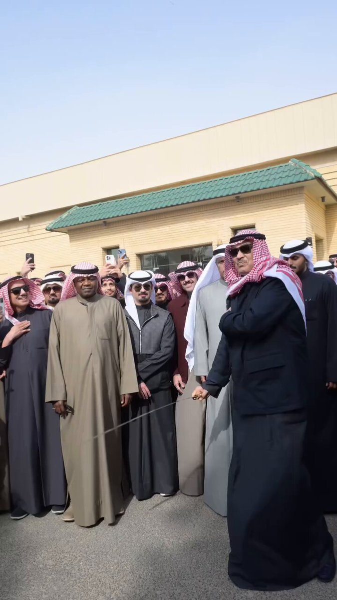 سيدي سمو ولي العهد الشيخ صباح الخالد الحمد الصباح حفظه الله مؤدياً العرضة في عزايز تجمع أسرة الخير حفظهم الله 🇰🇼 #الكويت #الصباح #عزايز