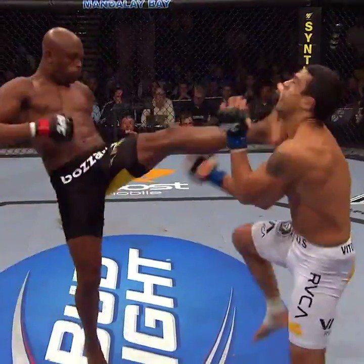 14 anos hoje de 🇧🇷 Anderson Silva x 🇧🇷 Vitor Belfort, a "Luta do Século". O "imbatível" Spider buscava a 8ª defesa de título, enquanto o renovado ex-campeão era apontado como o homem a pará-lo. O confronto foi um marco na popularização do MMA no Brasil.