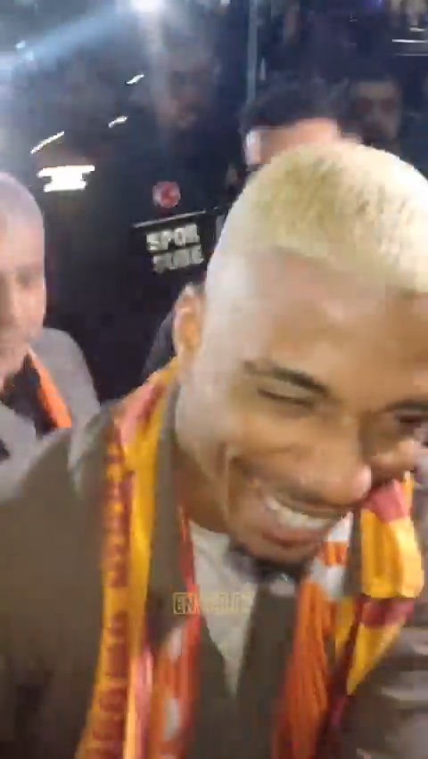 🫂 Mario Lemina'nın taraftarlara sarıldığı an.