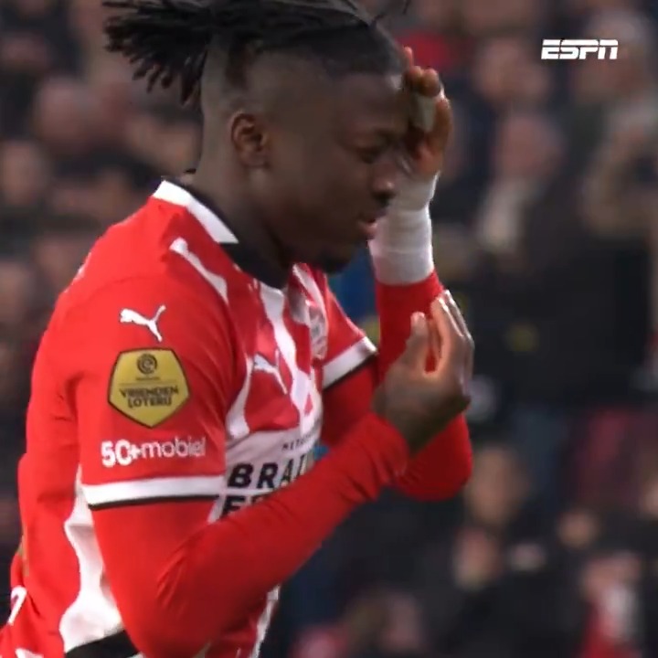 Johan Bakayoko zet PSV met een geplaatst schot al vroeg op voorsprong 👏 PSV 1️⃣-0️⃣ Feyenoord #psvfey