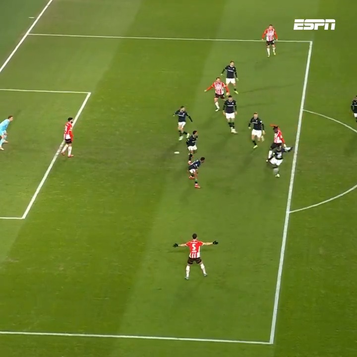 Mario Been snapt helemaal niets van de beslissing om het doelpunt goed te keuren: "Het is willekeurige interpretatie, elke keer weer." 🤬 #psvfey