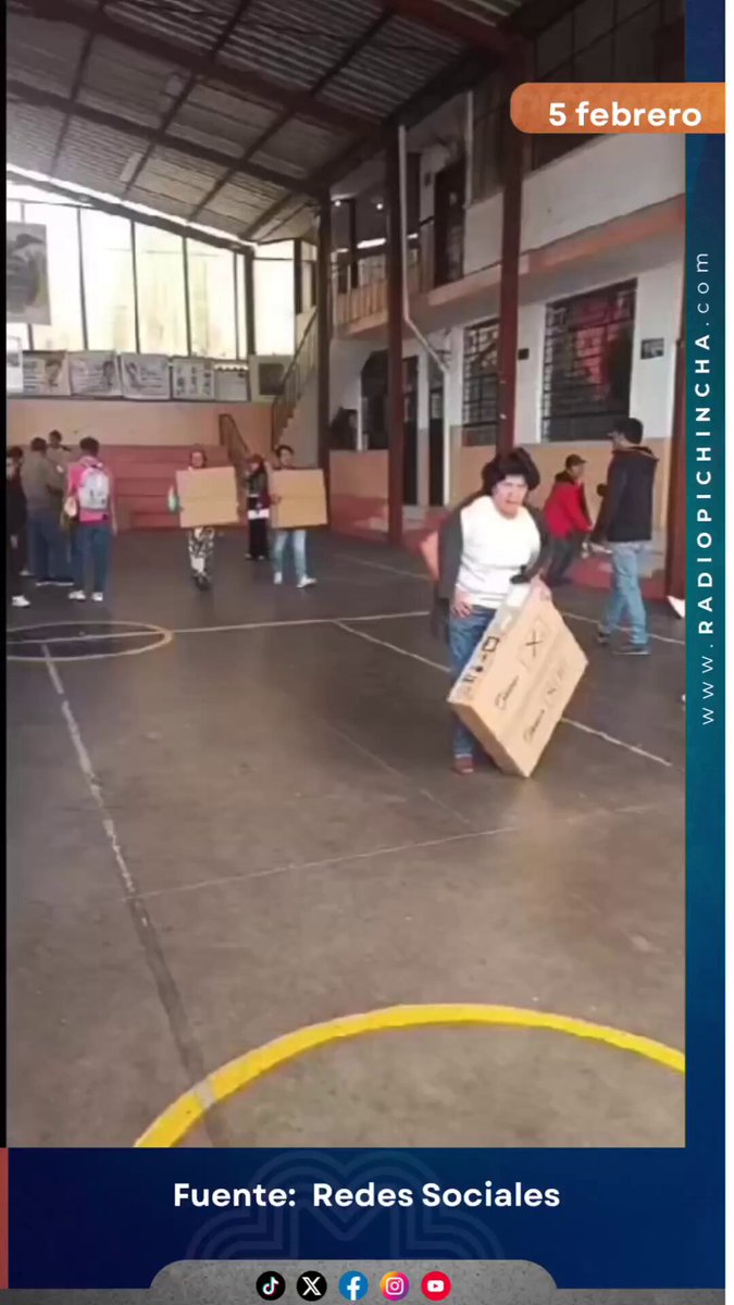 ‼️#URGENTE En redes sociales circulan videos de ciudadanos transportando cocinas de inducción, lo que ha provocado aglomeraciones en el centro de Tumbaco. Las cocinas, adquiridas durante gobiernos anteriores, son distribuidas por funcionarios del MIES. ▶️Radio Pichincha