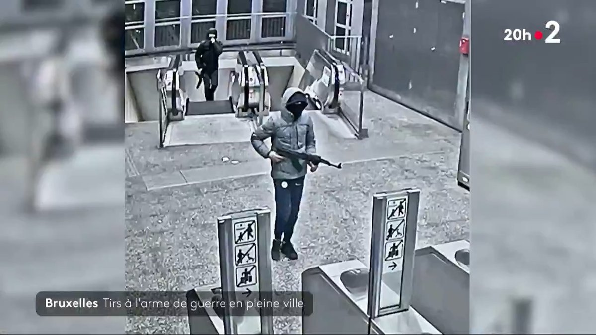🇧🇪 Bruxelles : scène incroyable dans le métro de la capitale belge. Des hommes sont sortis de la station et ont tiré au hasard au fusil d'assaut. Par miracle, il n'y a pas eu de victime. #JT20h
