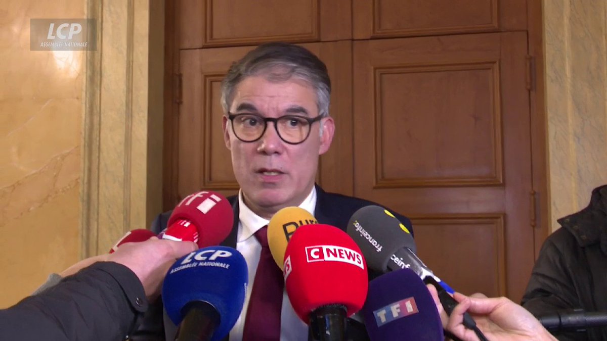 "Moi je considère que le Nouveau front populaire est une coalition où chacun conserve sa propre autonomie", déclare Olivier Faure. "Jean-Luc Mélenchon n'a absolument aucune légitimité sur qui que ce soit". #DirectAN #MotionDeCensure