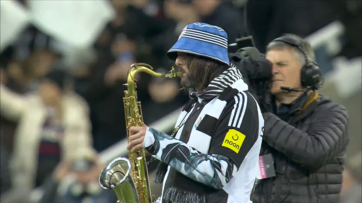 Sam Fender's saxophonist Johnny "Blue Hat" Davis getting St James' Park ready for the big game 🎷🎶