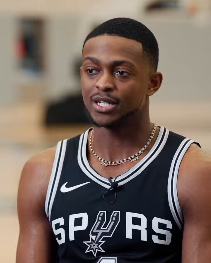 fox said that during all the trade rumors, he texted castle to let him know he didn’t want him to be traded. he wanted to play with him!