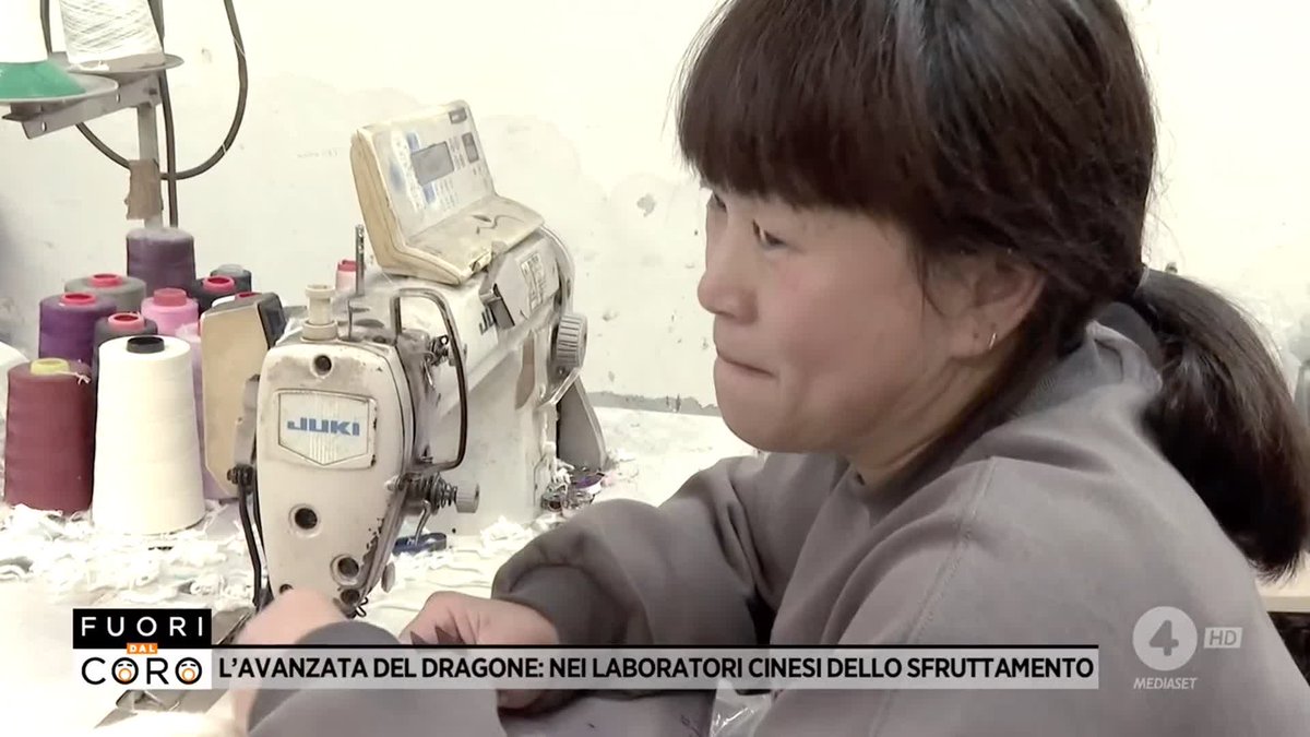 Lavorano giorno e notte, senza sosta. Sono i lavoratori schiavi nei laboratori gestiti dai cinesi a #Prato, senza regole, nella sporcizia e con paghe da fame! Il servizio di Chiara Giannini a #Fuoridalcoro è su Mediaset Infinity