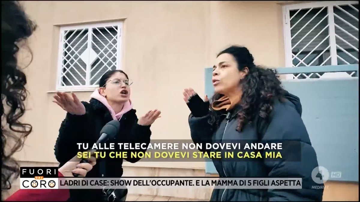 Occupano abusivamente la casa popolare assegnata a Carmela e ai suoi 5 figli, di cui 2 disabili al 100%. Non hanno intenzione di andarsene e glielo dicono in faccia. Il servizio di Viviana D'Introno a #Fuoridalcoro è su Mediaset Infinity