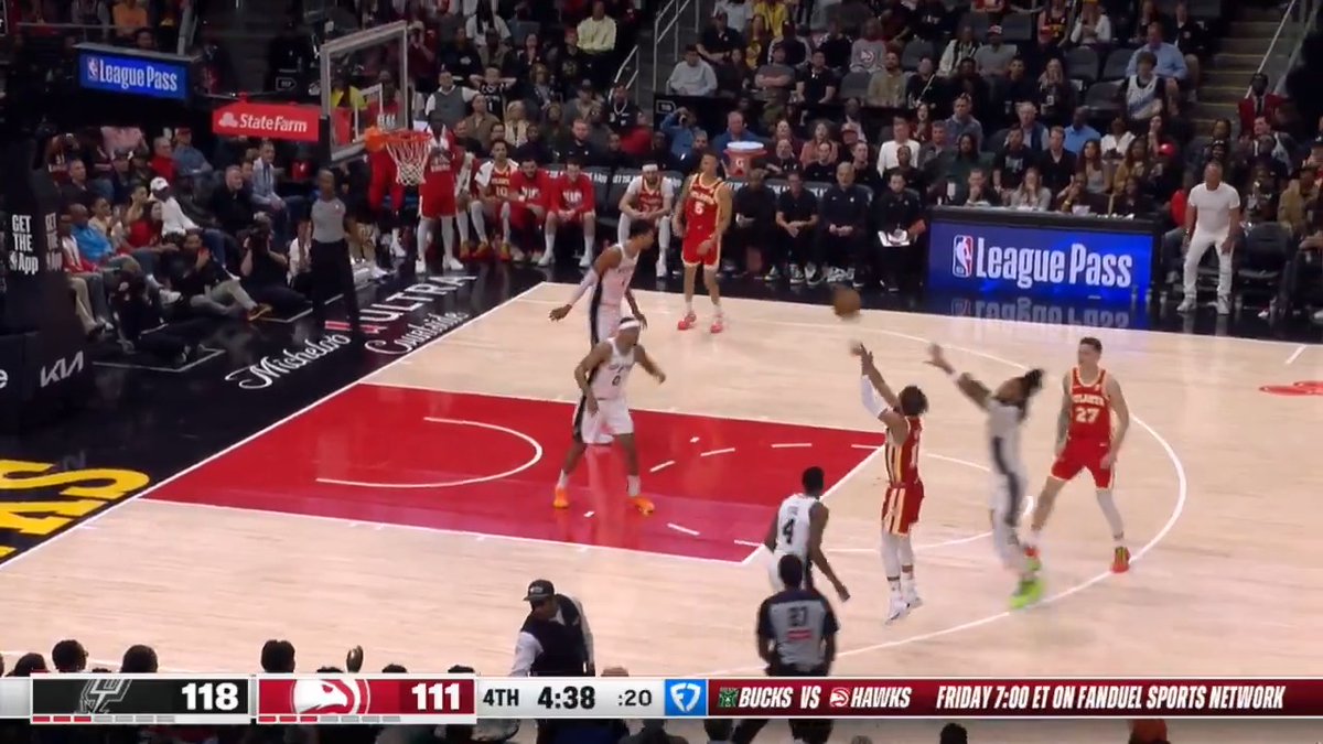 Dre playing safety Vit gets the loose ball Trae triple 🥶