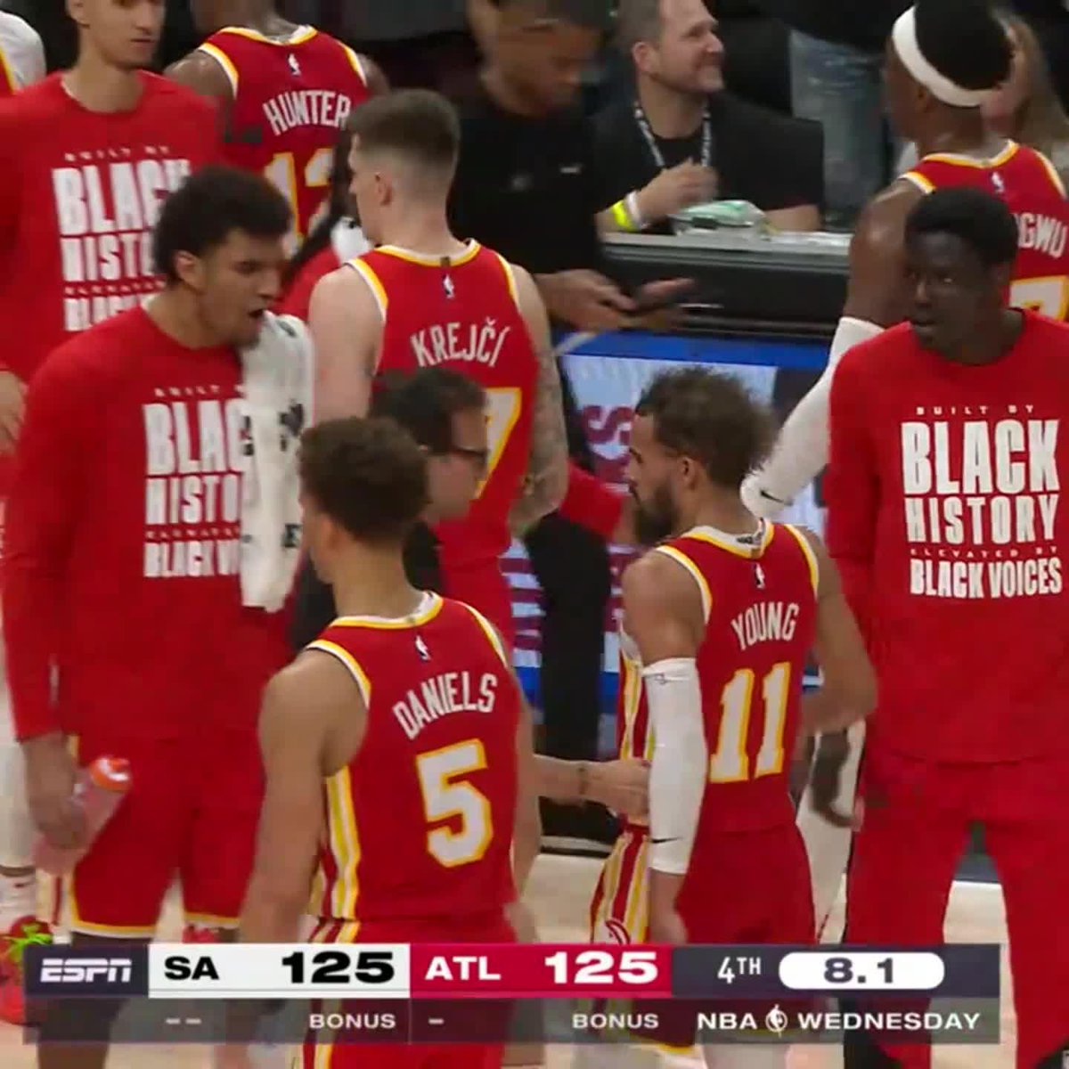 WEMBY AND TRAE EXCHANGE BASKETS IN THE CLUTCH 😱 📺 ESPN