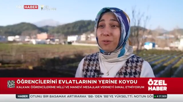 Annesini, kardeşini, eşini ve 3 çocuğunu kaybetti asrın felaketinde... Bacağı ampute edildi, 'evladım' dediği öğrencilerine tutundu. Hataylı Türkçe öğretmeni Zeynep Nur Kalkan, azmin ve umudun sembolü oldu. #AsrınBirlikteliği