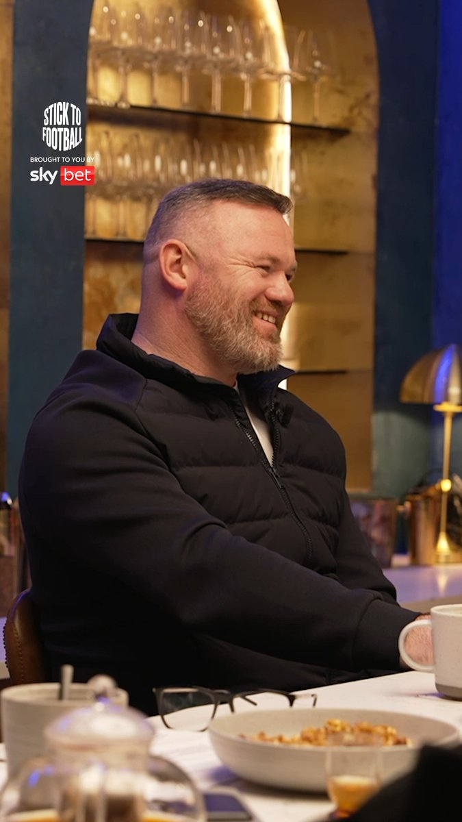 “He was slagging me off saying you’re a disgrace!” 📝 😡 Another STF, another Roy Keane story that has us in stitches! 🤣