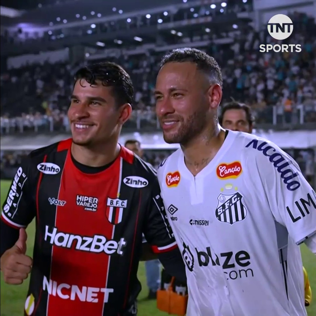 Everyone from Botafogo wanted a picture with Neymar following his Santos return 🤳😊