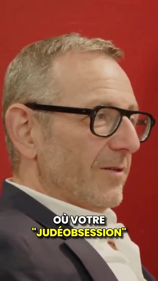 "Vous pensez que je suis nazi en fait ?" : pourquoi Guillaume Erner n'a-t-il pas couvert le salut nazi d'Elon Musk ? S'il explique simplement ne pas avoir trouvé le bon angle, Daniel Schneidermann ne semble pas vouloir se contenter de cette réponse...