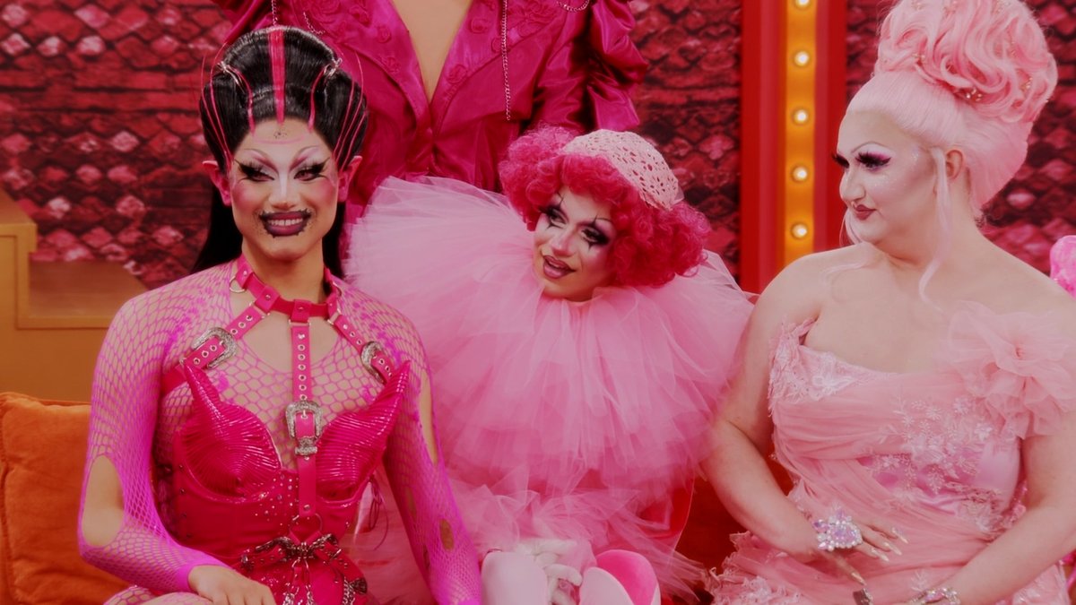 The girls are clowning around after the last Badonka Dunk save of the season! 🤭 Snatch up a first lewk of this week's #DragRace on our YouTube channel now! 👉