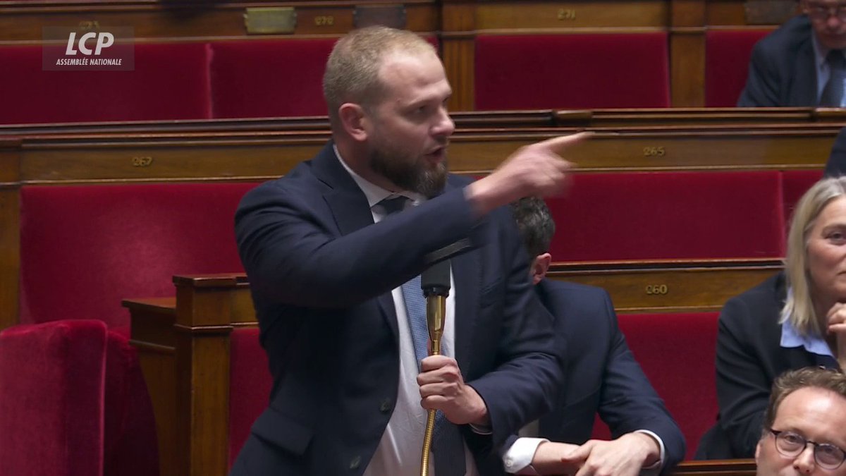"Pourquoi l'extrême gauche a voté contre le rétablissement du droit du sol en Nouvelle-Calédonie ? Le droit du sol est juste pour vous quand il s'agit d'immigrés illégaux, mais quand il s'agit de Français en France, on ne vous entend plus ?", s'insurge Nicolas Metzdorf. #Mayotte