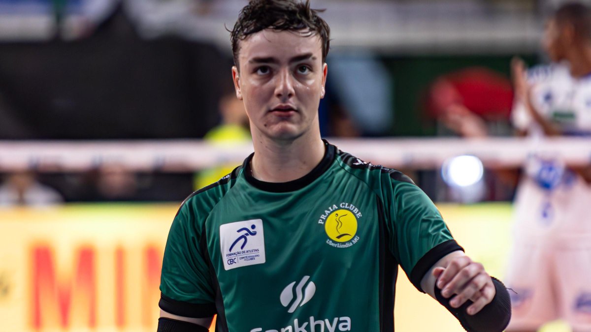 🔥 PEDRINHO 🇧🇷: Pure Brazilian style! A foot-set? No problem! ⚽🔥 📹: SporTV/VBTV 🏐 #Volleyball #Volei #Superliga
