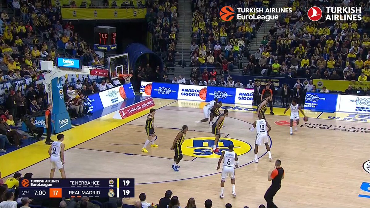 Gonzalez receives the ball on the baseline and gets the two-hand SLAM! #FlightTime I Turkish Airlines
