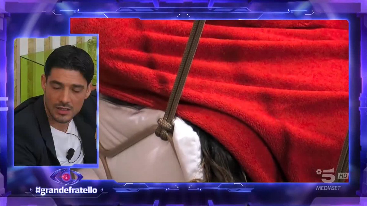 E tra Helena e Javier... bacio fu! 😍 #GrandeFratello