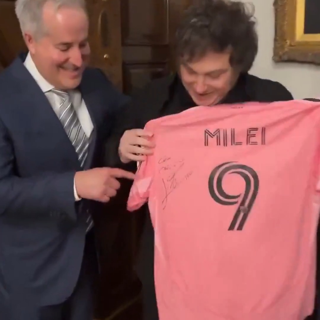 "Con cariño": Por la dedicatoria de Lionel Messi en la camiseta que Inter Miami le regaló a Javier Milei