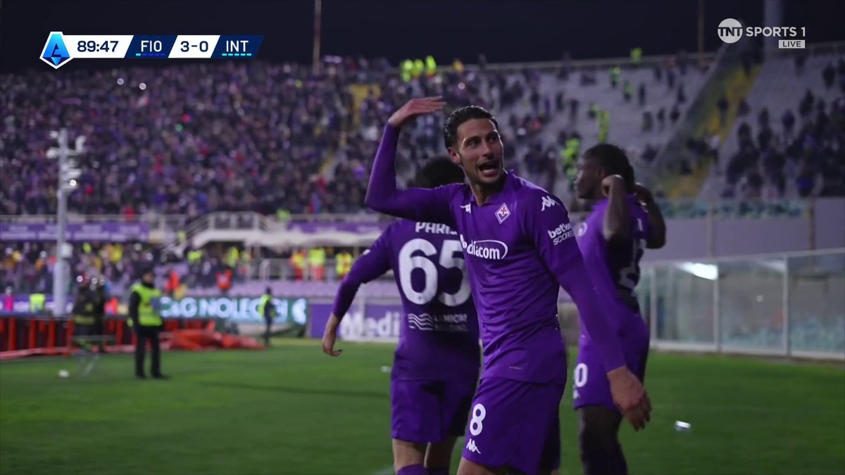 Dreamland for Fiorentina 🤩 Moise Kean capitalises on a mix-up at the back for Inter to get his 2nd, and Fiorentina's 3rd, from distance 💥 📺 TNT Sports & discovery+ UK