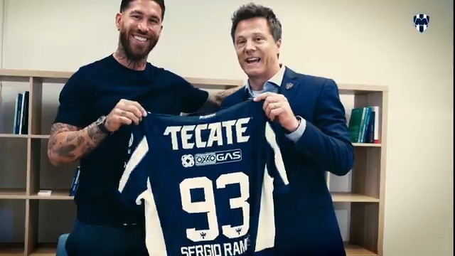 ¡Un momento muy especial en nuestra historia!🔥🙌🏼 Sergio Ramos recibe el jersey Rayado de parte de nuestro presidente deportivo José Antonio “Tato” Noriega.👕 ¡A defenderlo a muerte, Sergio!💪🏼🤠