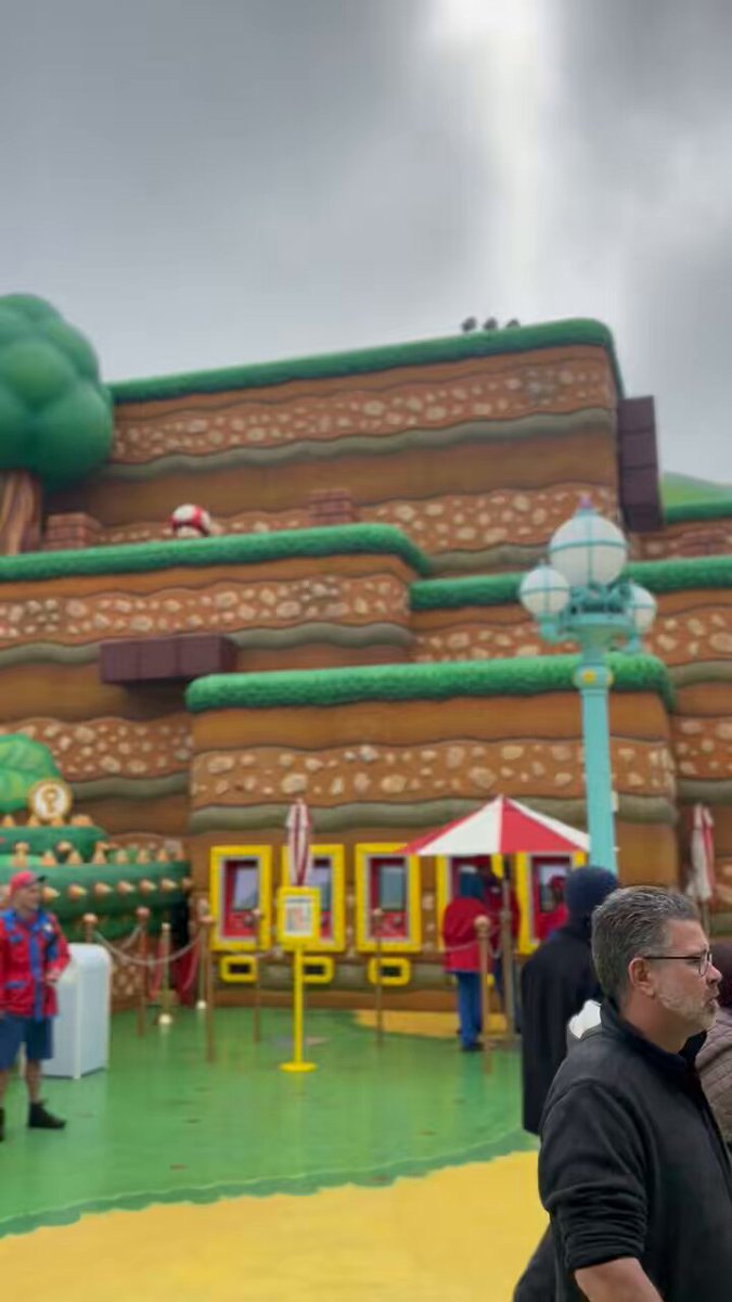 OH MY GOD BRO NOBODY USES THESE!! THEY JUST SIT HERE!! It’s so frustrating given how limited they were with space to begin with lol what a waste! 👍 Universal Studios Hollywood