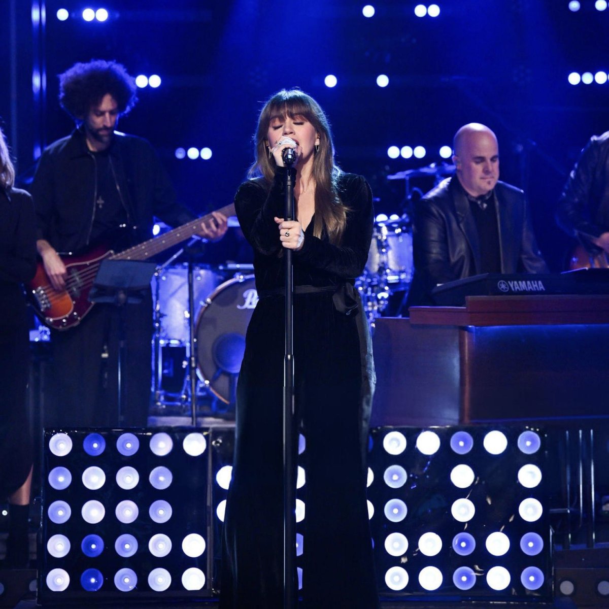 KELLY CLARKSON SINGING ‘THE WAR IS OVER’ FOR THE FIRST TIME IN ALMOST 13 YEARS????