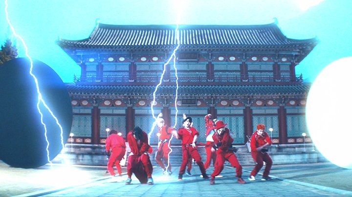 #StrayKids becomes the very first male K-pop group that debuted in the recent 12 years to have multiple music videos surpassing 400M views! Before Stray Kids (2018), most recently-debuted K-Pop boygroup to reach this was in 2013. #Thunderous400MViews